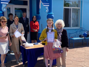 Наталья Кожевникова поздравляет победителей