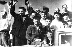Группа молодёжи Чкаловского района Чкаловской области, призванная в ряды Красной армии. Июнь 1941 года. 