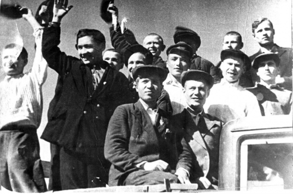 Группа молодёжи Чкаловского района Чкаловской области, призванная в ряды Красной армии. Июнь 1941 года. 