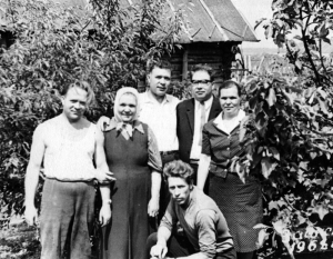 Заинск, родовой дом. И. А. Китов, А. И. Китова, Вас. А. Китов, С. А. Китов, В. А. Исаичева, В. А. Китов. 1968 год 