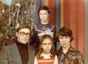 Евгений Васильевич и Екатерина Фёдоровна Курдаковы с дочерьми Маргаритой и Юлией