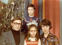 Евгений Васильевич и Екатерина Фёдоровна Курдаковы с дочерьми Маргаритой и Юлией