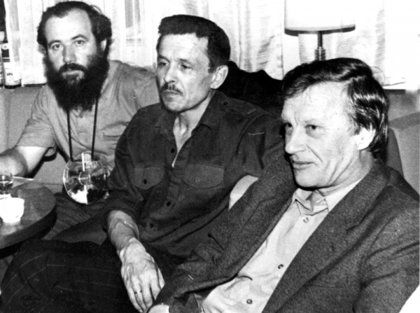 Восемь с лишним лет назад, 24 ноября 2011 года, не стало писателя &ndash; прозаика, поэта и публициста &ndash; Леонида Ивановича Бородина. Для нас, оренбургских литераторов, это была и большая личная утрата старшего собрата и друга, поскольку с самого начала 90-х он не меньше шести раз приезжал к нам по разным рабочим поводам, на Дни русской духовности и культуры, на другие литературные мероприятия, а то и просто с дружеским гостеванием. Он был и остаётся для нас примером человека, через всю свою нелёгкую жизнь пронёсшего верность высшим понятиям человеческой нравственности, достоинства, преданности интересам своего народа и Отечества. Являясь с 1992 года главным редактором журнала &laquo;Москва&raquo;, он трижды отдавал номера его под большие &ndash; до 2/3 всего объёма &ndash; публикации оренбургской прозы, поэзии и публицистики. Много раз мы собирались на беседы с ним, где он делился своим богатейшим опытом &ndash; человеческим, литературным, политическим, крайне необходимым всем нам в самый разгар очередной русской Смуты. Его влияние на наши мировоззренческие поиски было, пожалуй, определяющим, во многом сказавшимся на идейно-художественном направлении произведений оренбургских писателей. В 1998 году, в канун 60-летия Леонида Ивановича, я написал статью &laquo;Третья правда Леонида Бородина&raquo;, которая была опубликована ко дню его рождения в газете &laquo;Труд&raquo;. Редакция журнала &laquo;Гостиный Дворъ&raquo; решила поставить её здесь &ndash; вместе с подборкой стихотворений из его единственной книги поэзии &laquo;Изломы&raquo;, вышедшей с предисловием его друга Игоря Шафаревича в далёком 1992 году.