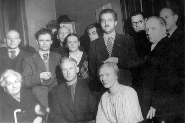 О.Берггольц с А.Фадеевым, К.Симоновым, А.Прокофьевым  и другими писателями в 1946 году