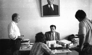 Явившись в кабинет главного редактора Владимира Никитина (в центре, под портретом В.И. Ленина), &laquo;чистые демократы&raquo; были настроены очень решительно. Заместитель главного редактора Фёдор Подольских (слева) пришёл поддержать руководителя газеты.