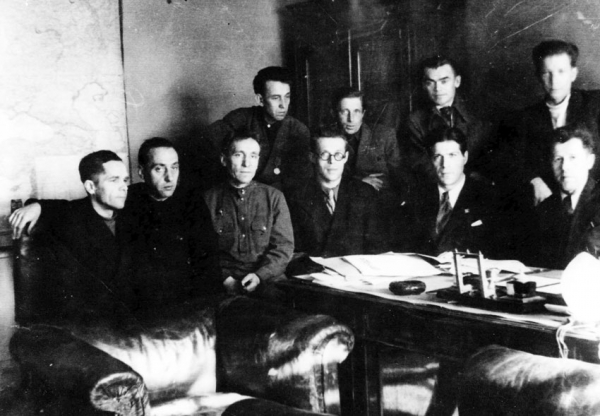Творческий коллектив &laquo;Чкаловской коммуны&raquo;, март 1947 года. Крайний справа &ndash; редактор газеты Григорий Яковлевич Малыванов, рядом с ним &ndash; замредактора Виктор Александрович Шурыгин (будущий первый секретарь обкома КПСС), крайний слева &ndash; мой отец, Фёдор Ефимович Миронов, зав. сельхозотделом.